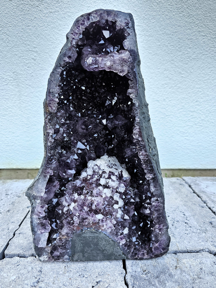 Amethyst Geode/Druse (groß) mit Calcitelementen, ca. 34 cm, A+ Qualität