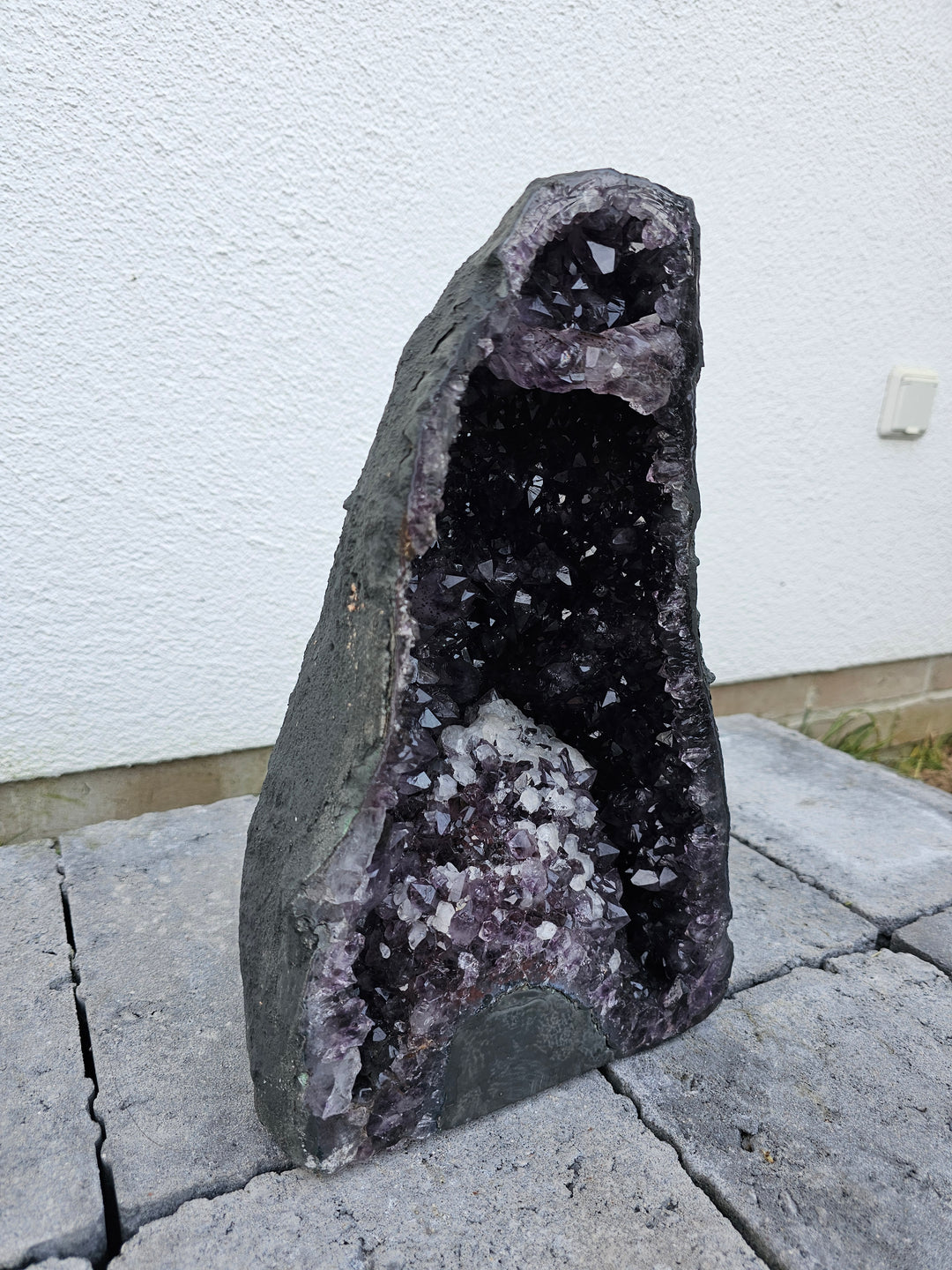 Amethyst Geode/Druse (groß) mit Calcitelementen, ca. 34 cm, A+ Qualität