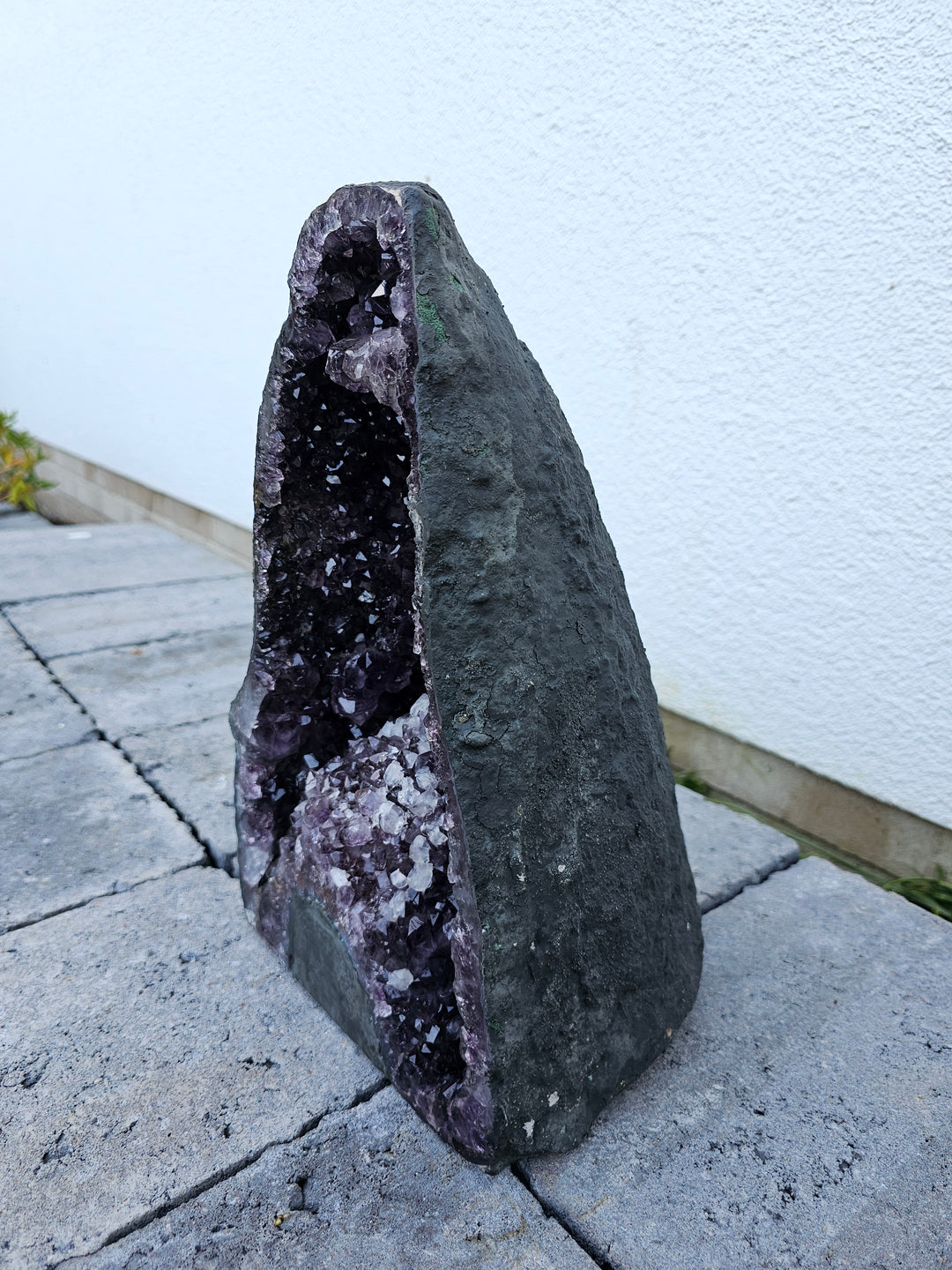 Amethyst Geode/Druse (groß) mit Calcitelementen, ca. 34 cm, A+ Qualität