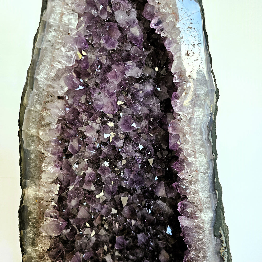 Amethyst Geode/Druse (groß) mit Calcit, ca. 61 cm, A+ Qualität