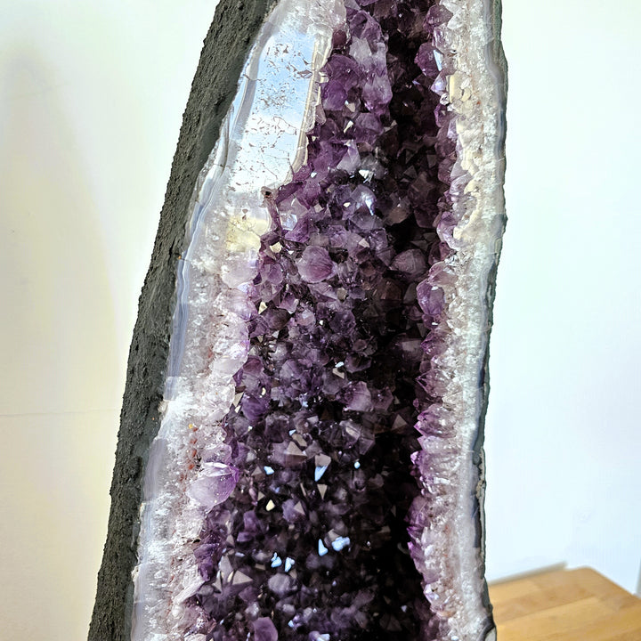 Amethyst Geode/Druse (groß) mit Calcit, ca. 61 cm, A+ Qualität