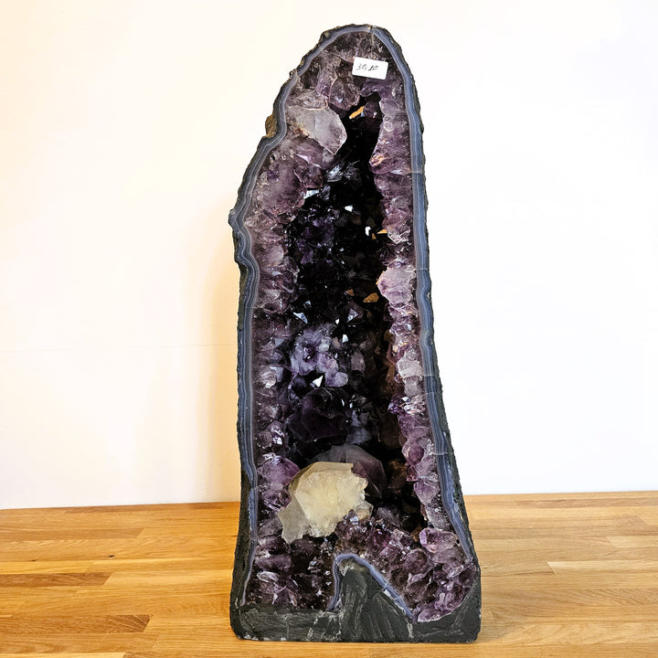 Amethyst Geode/Druse (groß) mit Achatumrandung & großem Calcit, ca. 57 cm, A+ Qualität