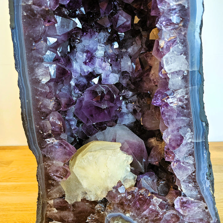 Amethyst Geode/Druse (groß) mit Achatumrandung & großem Calcit, ca. 57 cm, A+ Qualität