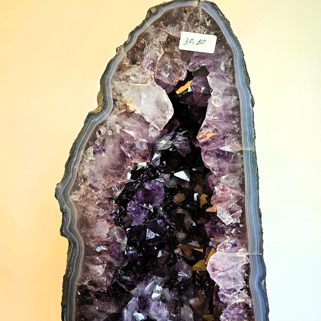 Amethyst Geode/Druse (groß) mit Achatumrandung & großem Calcit, ca. 57 cm, A+ Qualität