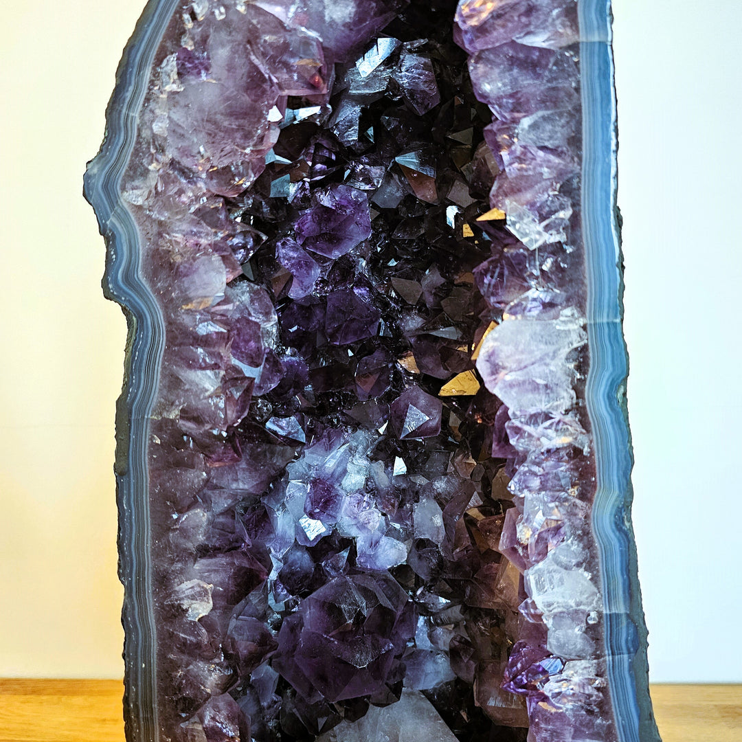 Amethyst Geode/Druse (groß) mit Achatumrandung & großem Calcit, ca. 57 cm, A+ Qualität