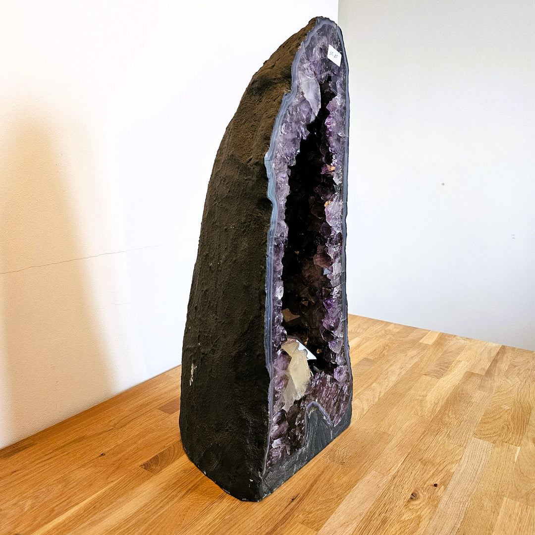 Amethyst Geode/Druse (groß) mit Achatumrandung & großem Calcit, ca. 57 cm, A+ Qualität